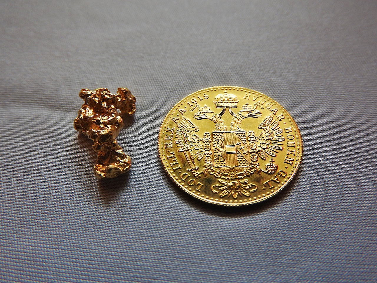 Gold Nugget und Goldmünze